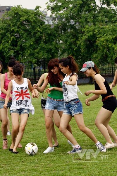 Chương trình “Nóng cùng EURO” của VTV đã tuyển chọn được 16 cô gái đại diện cho 16 quốc gia tham dự EURO 2012.